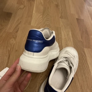 Intressekoll Alexander Mcqueen skor - Tänkte köra en intressekoll på mina mqueens i storlek 38, använda ca 2 ggr. Har fräschat upp skorna mycket så de ser helt nya ut! Kom med prisförslag (låda finns)