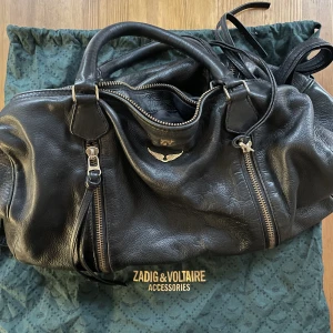 Zadig & Voltaire Sunny väska - Väska i modellen Sunny från Zadig & Voltaire i färgen Black noir. Svart läder med guldiga detaljer. Köpt i butiken på Birger Jarlsgatan, dustbag ingår. Nypris 4000-5000kr. 