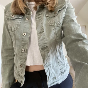 Grön jeansjacka  - Jacka som aldrig kommit till användning så därav i toppenskick. I storlek L men sitter snyggt på någon med storlek S eller M oxå. Skriv privat för frågor eller flera bilder. 90kr + frakt ❤️