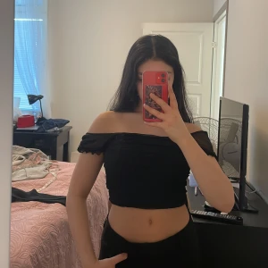 Svart topp - Svart topp från hm som går att ha som första bilden eller offshoulder (andra bilden). Storlek XS