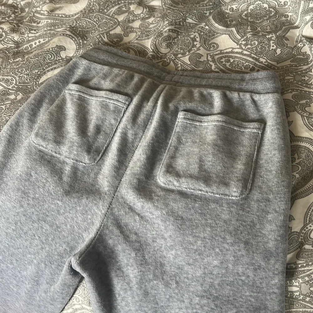 Dessa gråa juicy byxor är använda 3 gånger säljer för att använder dem inte mer.. Jeans & Byxor.