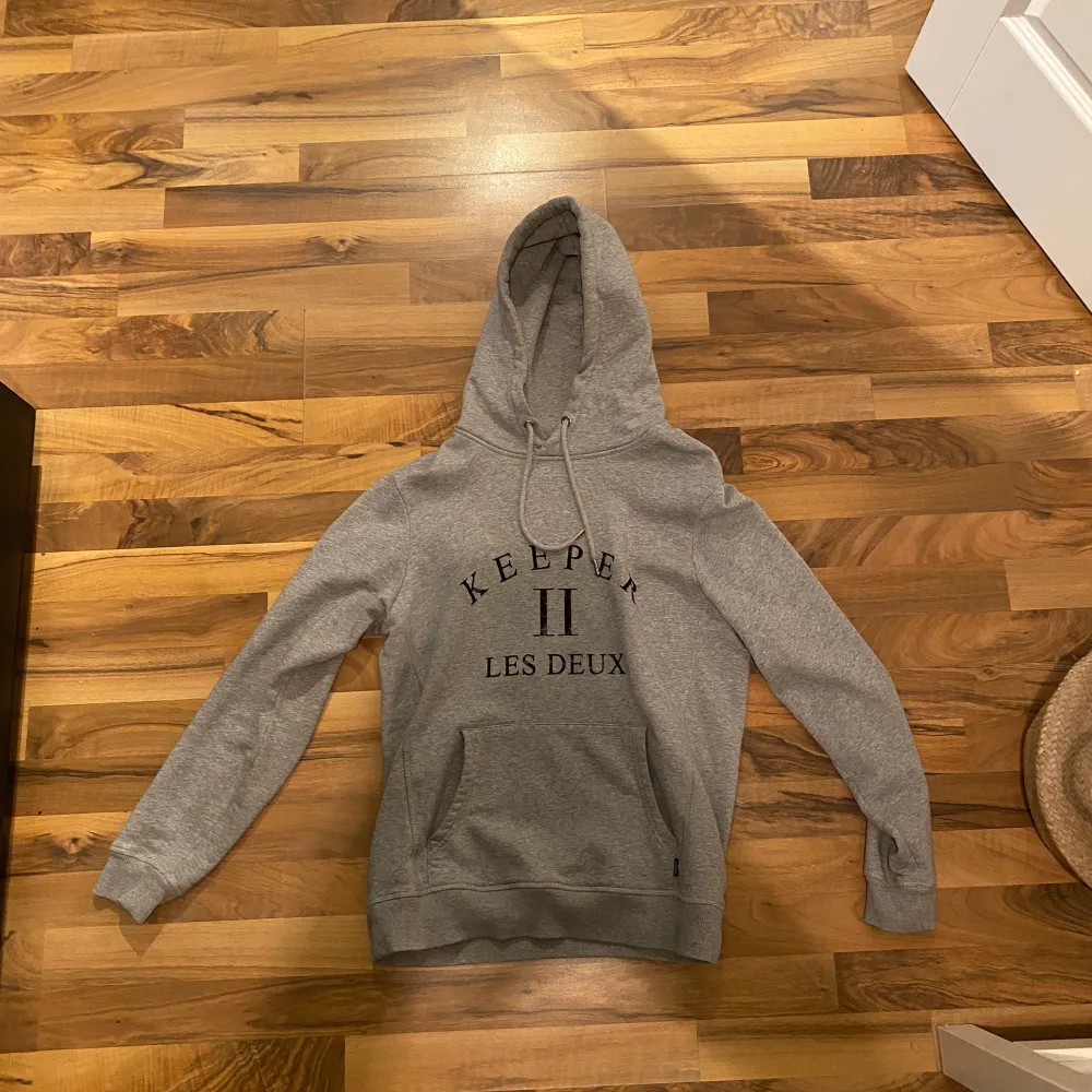 Grå Les deux hoodie. Ej använd på länge pga för liten för mig. Ganska bra skick 8/10.  Köparen står för frakten! . Hoodies.