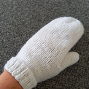 Nya vita vantar stl M/L - Ett par nya, supersnygga tumvantar i fräscht vitt. Jag har stickat dem i ett garn som är varmt och skönt, men inte stickigt. Kan tvättas i 40 grader. Pris 94 kr + frakt med vanligt brev. Totalt 120 kr. Lite dyrare vid spårbar frakt.
