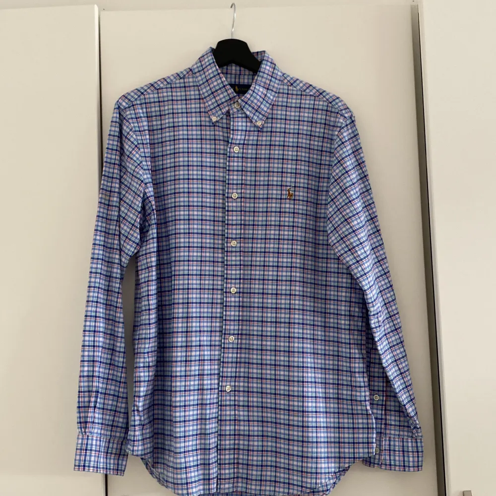 Skjorta från Ralph Lauren, storlek M. Använd vid ett tillfälle endast . Skjortor.