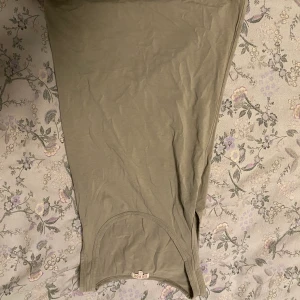 Grönt astetiskt linne! - Grönt astetiskt linne i storlek M, köpte för inte så länge sedan och har använt några gånger. Meddela mig om du är intresserad eller vill ha fler bilder!