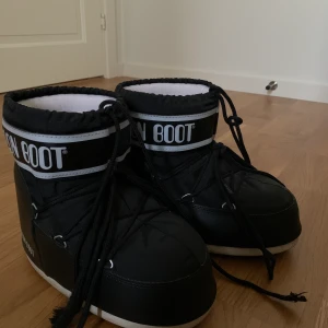 Moon boots - Moon boots i jättefint skick, använda få gånger förra vintern. Strl. 40 passar även 39,41. Nypris. 1100:-