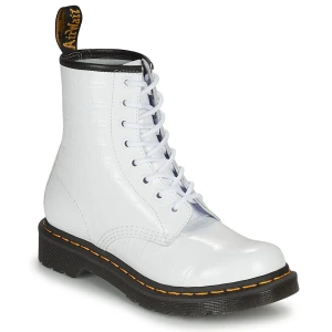 Dr Martens - Jättefina vita Dr Martens köpta för cirka 1700kr och säljer för 600kr. Lite repor där fram (bild 3) men annars är de i väldigt gott skick och använda fåtal gånger!❣️