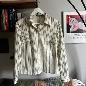 En sååå snygg 70-tals skjorta! Köpt vintage. En riktig favorit hos mig som tyvärr inte används tillräckligt längre 🥳🥳