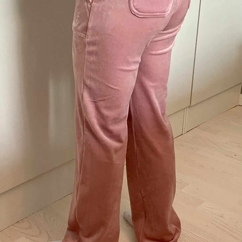 Säljer dotterns byxor då hon inte gillade färgen. Endast använda en dag. Hon är 11 år och 149 cm lång. Byxorna är uppsydda för att passa henne men de går att justera och sy om ifall man önskar.. Jeans & Byxor.