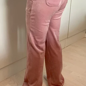 Juicy Couture  - Säljer dotterns byxor då hon inte gillade färgen. Endast använda en dag. Hon är 11 år och 149 cm lång. Byxorna är uppsydda för att passa henne men de går att justera och sy om ifall man önskar.