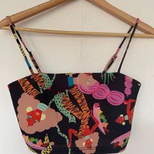 Zara topp - Skitsnygg topp från Zara! Coolt mönster och skönt material!! 