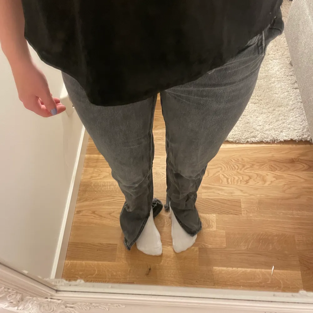 Säljer dessa zara jeans med slits som inte längre finns att köpa. Dessa är nedtrampade vid slitsen och inte i toppskick. Därav billigt pris. Köparen står för frakt 😇. Jeans & Byxor.