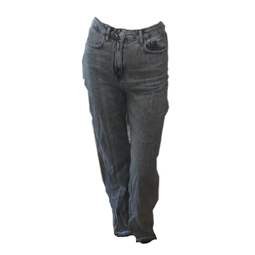 Gråa jeans i storlek 38, aldrig använda, långa i benen . Jeans & Byxor.