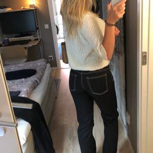 Säljer dessa SÅ SÅ fina eytys jeans, som inte säljs längre! Jeansen är aldrig använda och köptes på eytys butiken för 2200kr. Storlek 30, men är små i storleken! Kan mötas i Stockholm 💕skriv för frågor💕💕💕