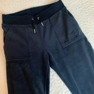Juicy couture  - Juicy couture i färgen Night sky i Strl S. Knappt använda. 750kr +frakt!