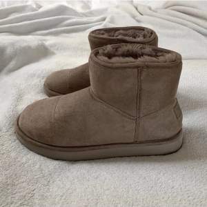 Säljer dessa skor ifrån Pull & bear. Super varma att ha nu till hösten/vintern. Fler bilder skickas vid intresse. ✨🛍