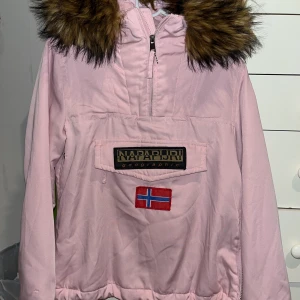 Napapijri Jacka  - Fint Jacka i jätte bra skick i strl XS som bassae bra både till höst och vinter 