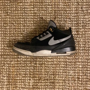 Jordan 3 tinker - Air jordan 3 tinker hatfield black cement   Passar me allt o ser tvärfeta ut me nå breda braller, storlek 45 men passar mig bra som har 43-44. Fås med kartong