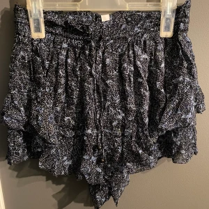 Shorts  - Kjol med shorts i från zara. Jätte fin till både sommar vår m.m och aldrig andvänd med prislapp kvar. Så fiiiin. Frakten står köparen för. 