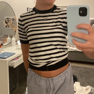 Randig stickad T-shirt zara - Säljer denna randiga stickade t shirt från zara. Storlek s