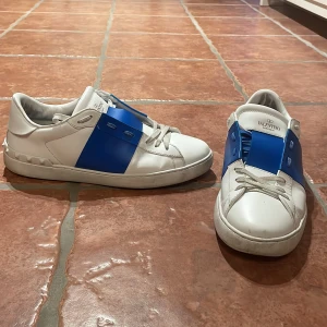 Valentino Garavani strlk 44 - Tja, säljer dessa skor. Köpte dem i somras, Box och allt annat i orginal medföljer. 9/10 cond. Har inlägg i skorna för mina fötter men självklart byter jag till orginal sulan vid försäljning. Bara att skriva vid frågor och funderingar.