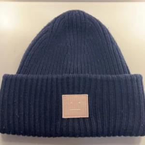 Acne mössa  - Supermysig mössa från acne i toppen skick! Använd fåtal gånger säljer då den inte kommer till användning☺️