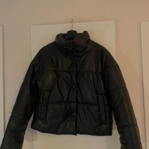 Nakd Jacka - Slutsåld vadderad jacka från Nakd. Storlek 36. Nypris 879kr, använd 3 gånger så mycket fint skick! (är den inte markerad som SÅLD finns den fortfarande att köpa💕)
