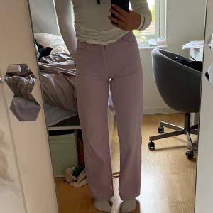 Lila jeans  - Säljer dessa jeansen för är för små för mig 