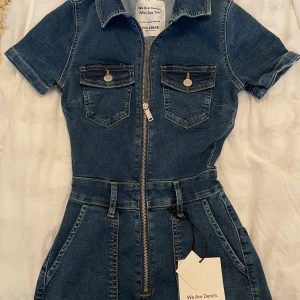 Pull&bear jeansjumpsuit - Säljer denna populära jeansjumpsuiten från pull&bear som är slutsåld överallt i storlek XS.  Helt ny, och tänker att jag testar sälja den här innan jag skickar tillbaka då den var 🥰  Säljer den för 500 + frakt 🥰