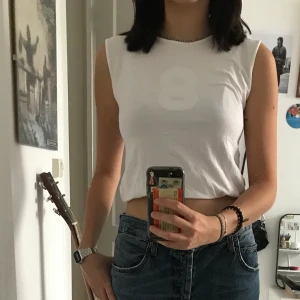 8 topp - Vitt linne med en 8 köpt secondhand. Tryck inte på köp nu tack!