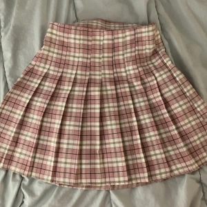 Rosa Rutig Kjol - Köpt från Shein med ett originalpris på runt 120kr (hittar ej den på Shein längre). Säljer här för 50kr + 26kr frakt (ej spårbar). 💓 Storleken är i XS. <3