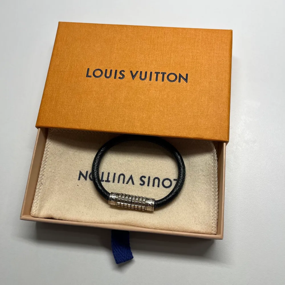 Louis Vuitton Digit armband i väldigt fint skick.. Nypris cirka 215€.. kvitto .m.m medföljer.. Dm för mer info✌️mvh!. Accessoarer.