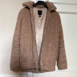 teddyjacka - mysig teddyjacka, storlek 32 och passar xs. lite sliten och dragkedjan har gått av, den funkar dock ändå. möter upp i stockholm, annars står köparen för frakten