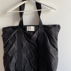 Day - Birger et Mikkelsen - Stor rymlig väska från Birger et Mikkelsen. Väl använd och lite slitningar på läderdetaljerna men fortfarande riktigt fin.