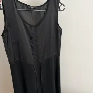 Säljer denna svarta klänning. Aldrig använd. 