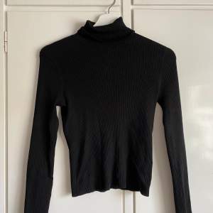En svart, otroligt skön polo-tröja Otroligt bra skick och skönt material!  ⚠️Frakten ingår inte i priset (+49kr)⚠️