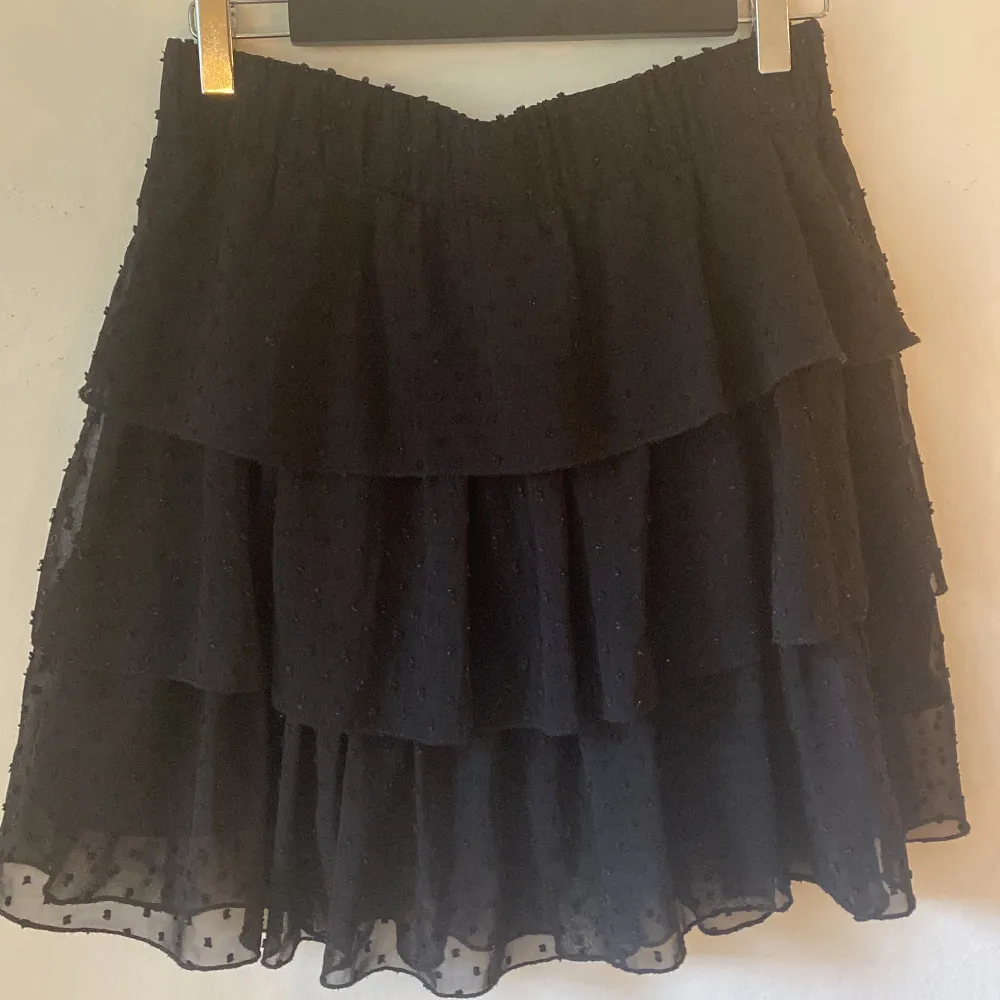 Säljer min gamla svarta kjol som känns lite Stockholmsstil. Den är lite stor på mig som är XS men går ändå att ha:) fint skick och frakt ingår inte i pris. Använd ett fåtal gånger 💖. Kjolar.