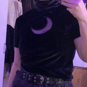 Moon topp - Cool moon turtle neck, t-shirt av fint velvet material. Månen är i mesh material. Använd ett par gånger men är i mycket fin kondition.