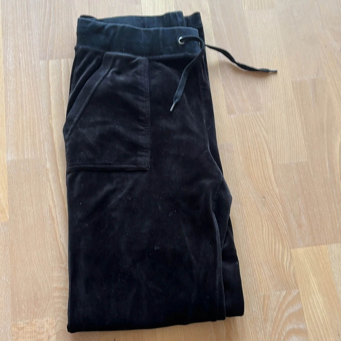 juicy couture svarta byxor - 90