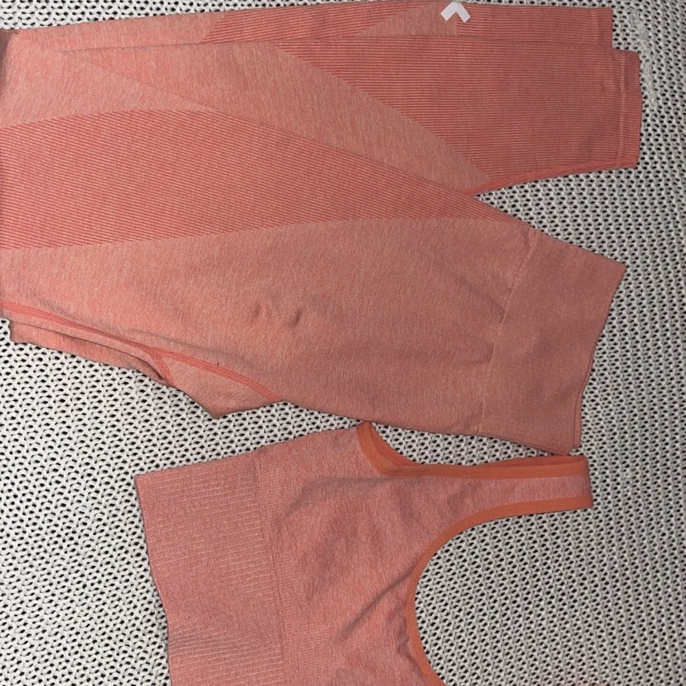 Träning set från lager 157 i färgen rosa Stl S. Väldigt stretchight material . Övrigt.