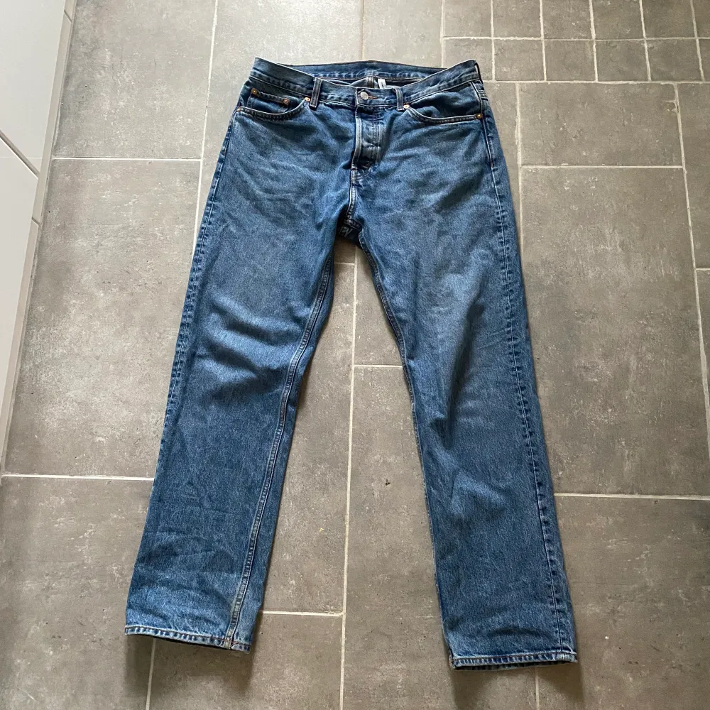 Ett par WEEKDAY jeans ”space relaxed straight jeans” inte andvända mer än 10 gånger. I väldigt bra skick. Skriv för mer frågor.. Jeans & Byxor.
