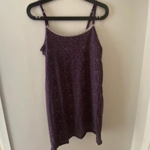 lila nattlinne - jätte gulligt nattlinne som inte har används på ett tag! Är i bra skick! Axelbanden är justerbara! jag säljer denna för 55kr+frakten 😊 säljer denna pga den passar inte mig.  hör av er om ni är intresserade ❣️