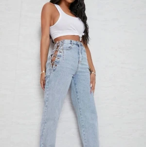 Högmidjade Jeans Med Kedja - Högmidjade Jeans Med Kedja På Vardera Sida. Oanvänd i nyskick, köpt den 2 juli 2022