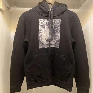 TheCoolElephant Hoodie - Säljer min hoodie från the cool elephant då den längre inte kommer till användning. I mycket bra skick. Använd runt 8 ggr kanske men jättefin, inga nopprar. Nypris 599kr tror jag 