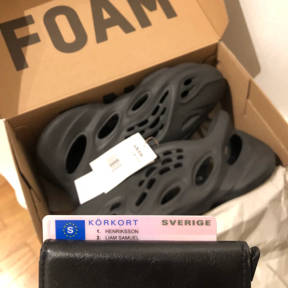 Yeezy foamrunners 43