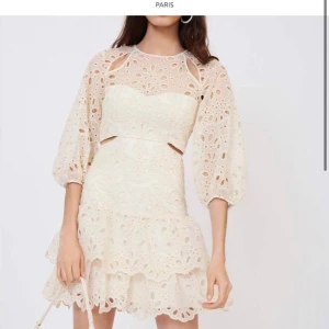 Finaste klänningen från Maje - Säljer denna underbara klänning från maje som endast används ett tillfälle. Perfekt student, avslutnings klänning! 