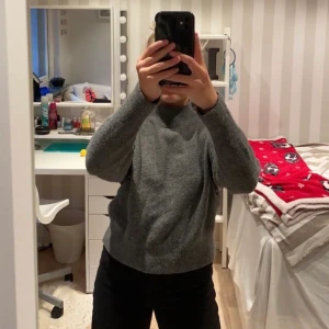 Tjocktröja - Jätte fin grå tjocktröja med lite högre krage 🫶🏼🫶🏼