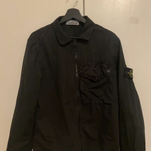 STONE ISLAND JACKA - Väldigt bra skick  Använd fåtal gånger  Nypris 3100kr Köpt på nk