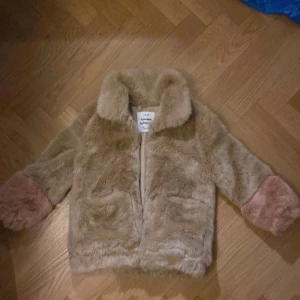 Zara pälsjacka - Pälsjacka i fint skick, använd ett fåtal gånger! Storlek 128 (8 år).