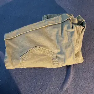 Jag säljer mina gröna jeans shorts för att det blivit för små och använder dem inte längre